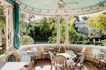 Classic King With Balcony At Curry Mansion คีย์เวสต์ ภายนอก รูปภาพ