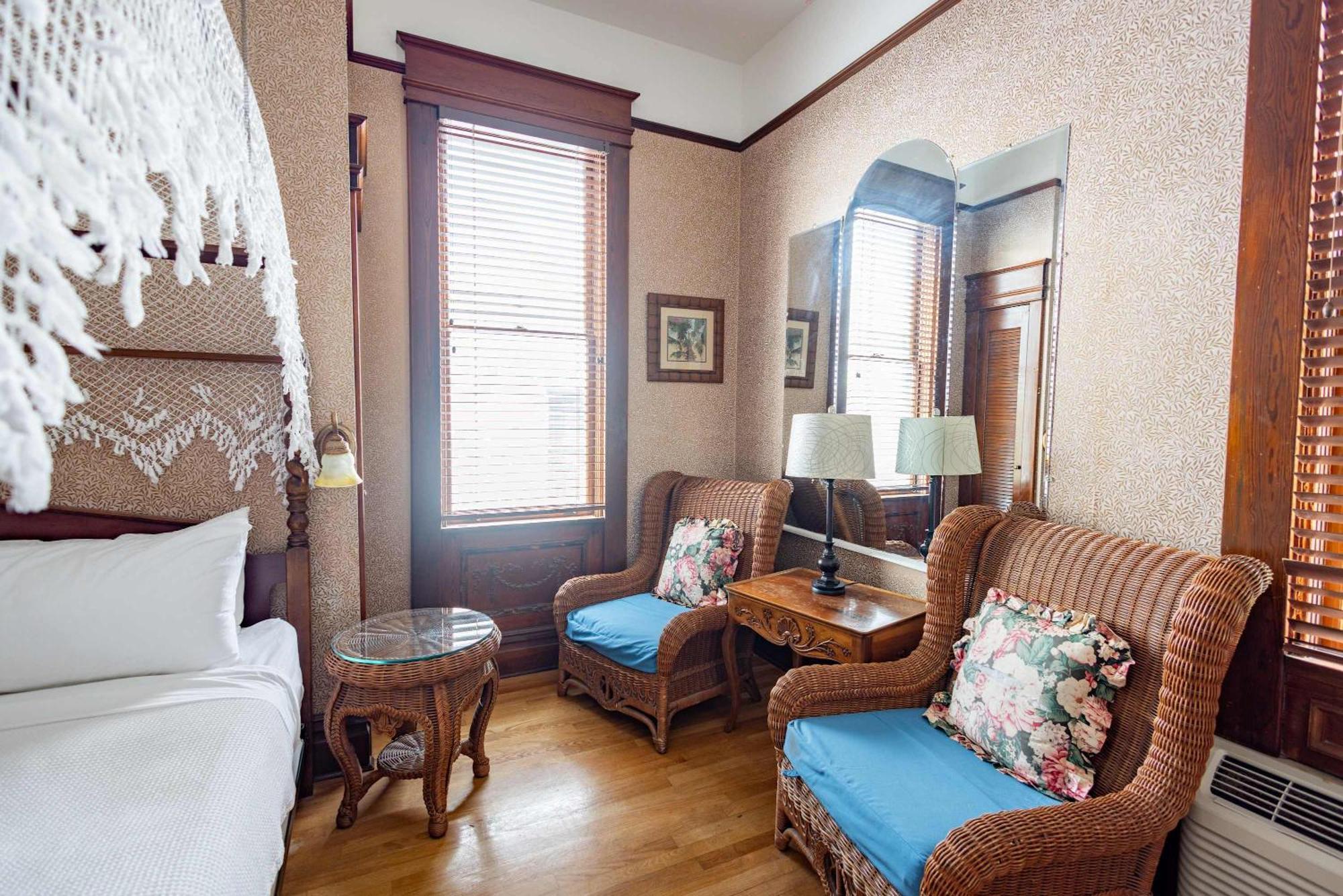 Classic King With Balcony At Curry Mansion คีย์เวสต์ ภายนอก รูปภาพ